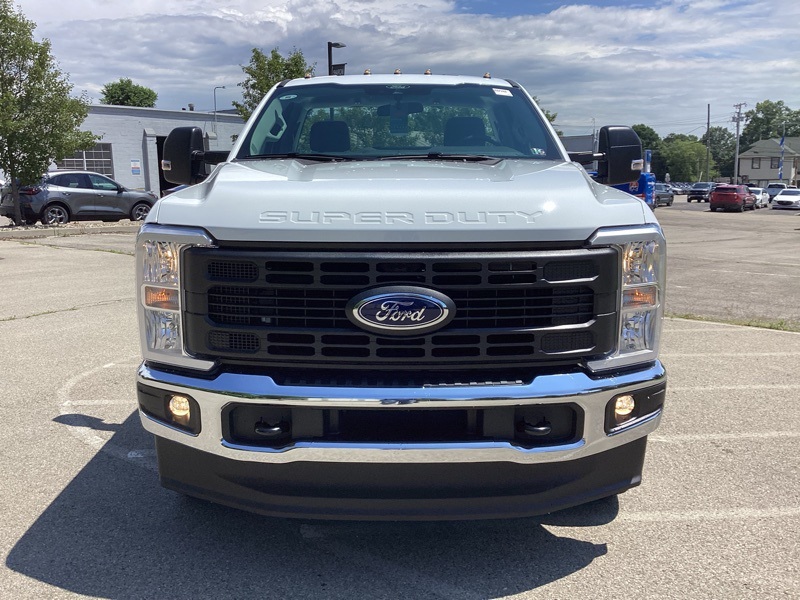 2025 Ford F-350 photo 2