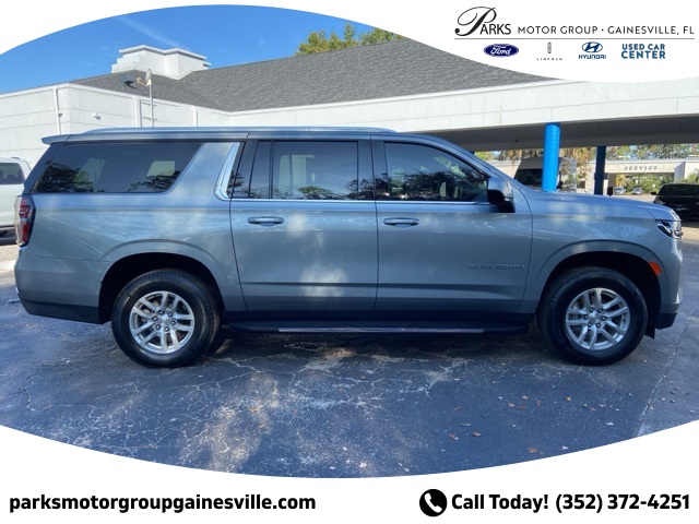 2024 Chevrolet Suburban LT photo 2