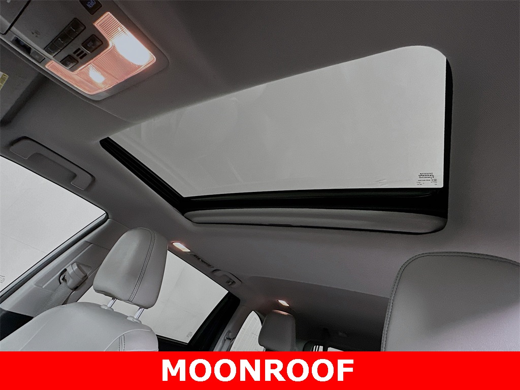 Used 2018 Toyota Highlander XLE with VIN 5TDJZRFH8JS812057 for sale in Winona, Minnesota