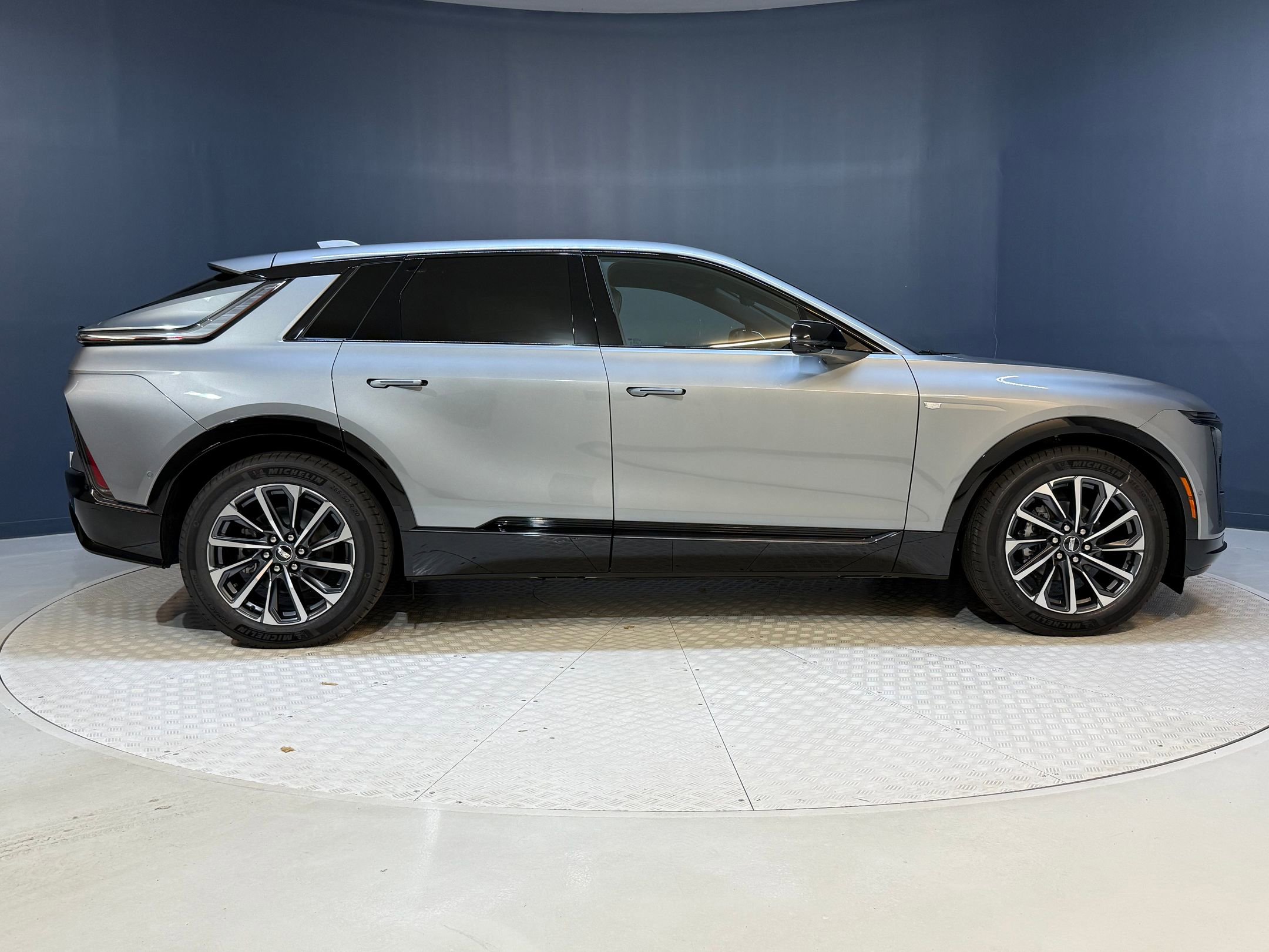 2025 Cadillac Lyriq Sport photo 2