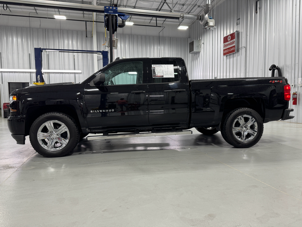 2019 Chevrolet Silverado 1500 Custom photo 2