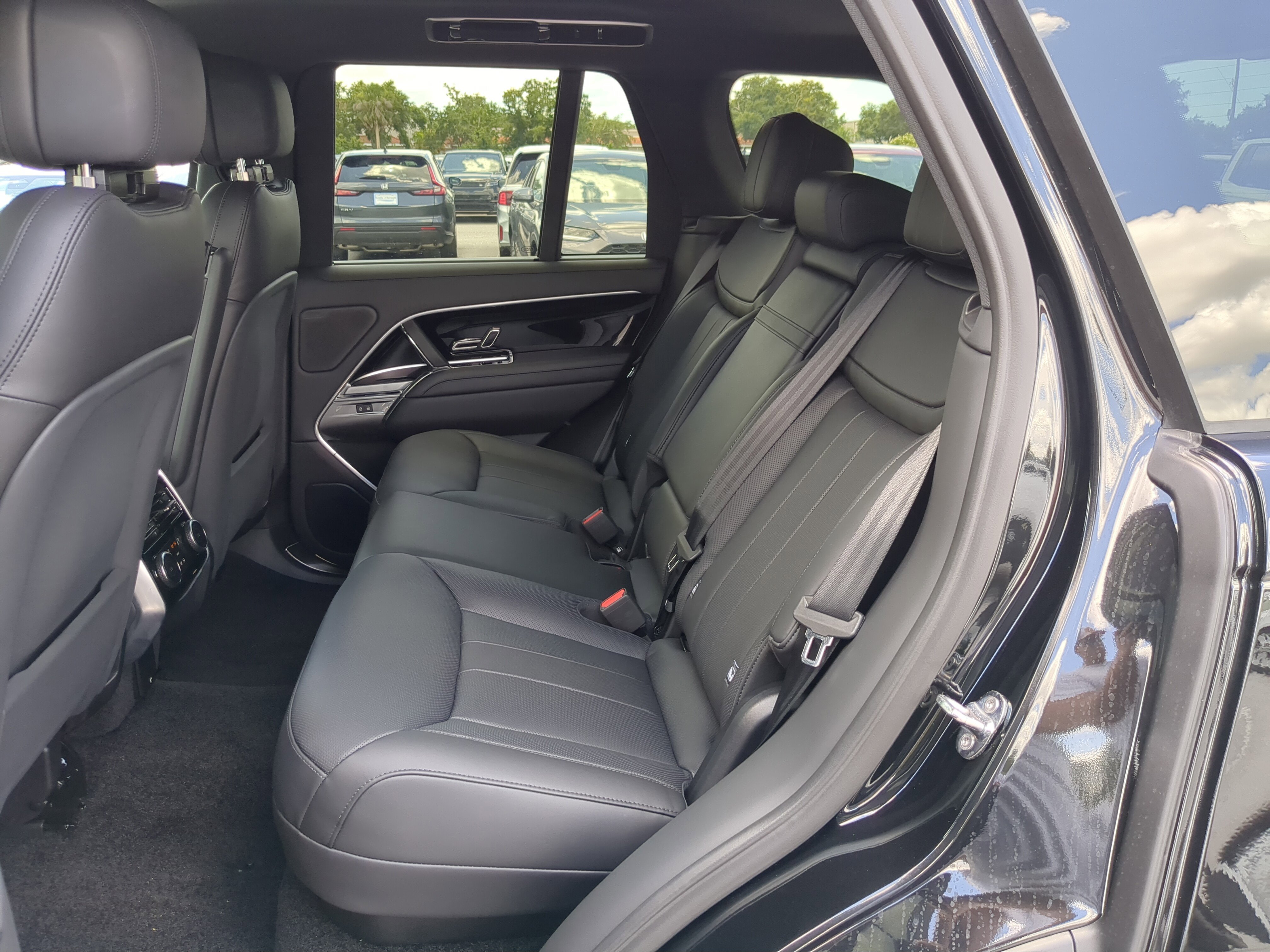 2025 Land Rover Range Rover SE photo 8
