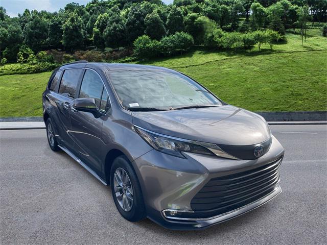 2024 Toyota Sienna XLE's photo