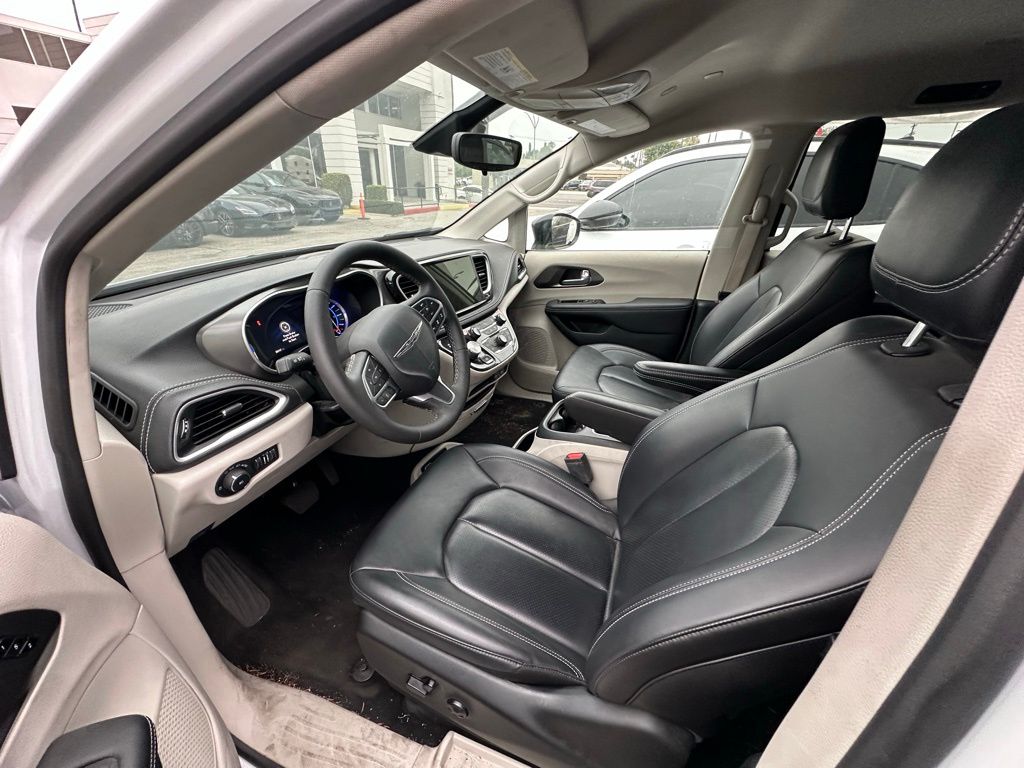 2024 Chrysler Pacifica Hybrid photo 4
