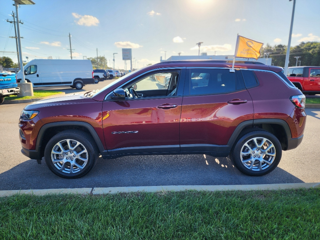 2022 Jeep Compass Latitude Lux photo 9