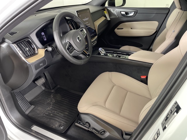 2026 Volvo XC60 Plus photo 18