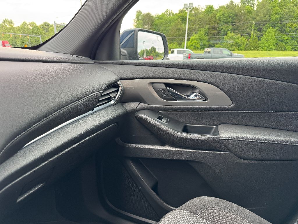2023 Chevrolet Traverse Cloth photo 13