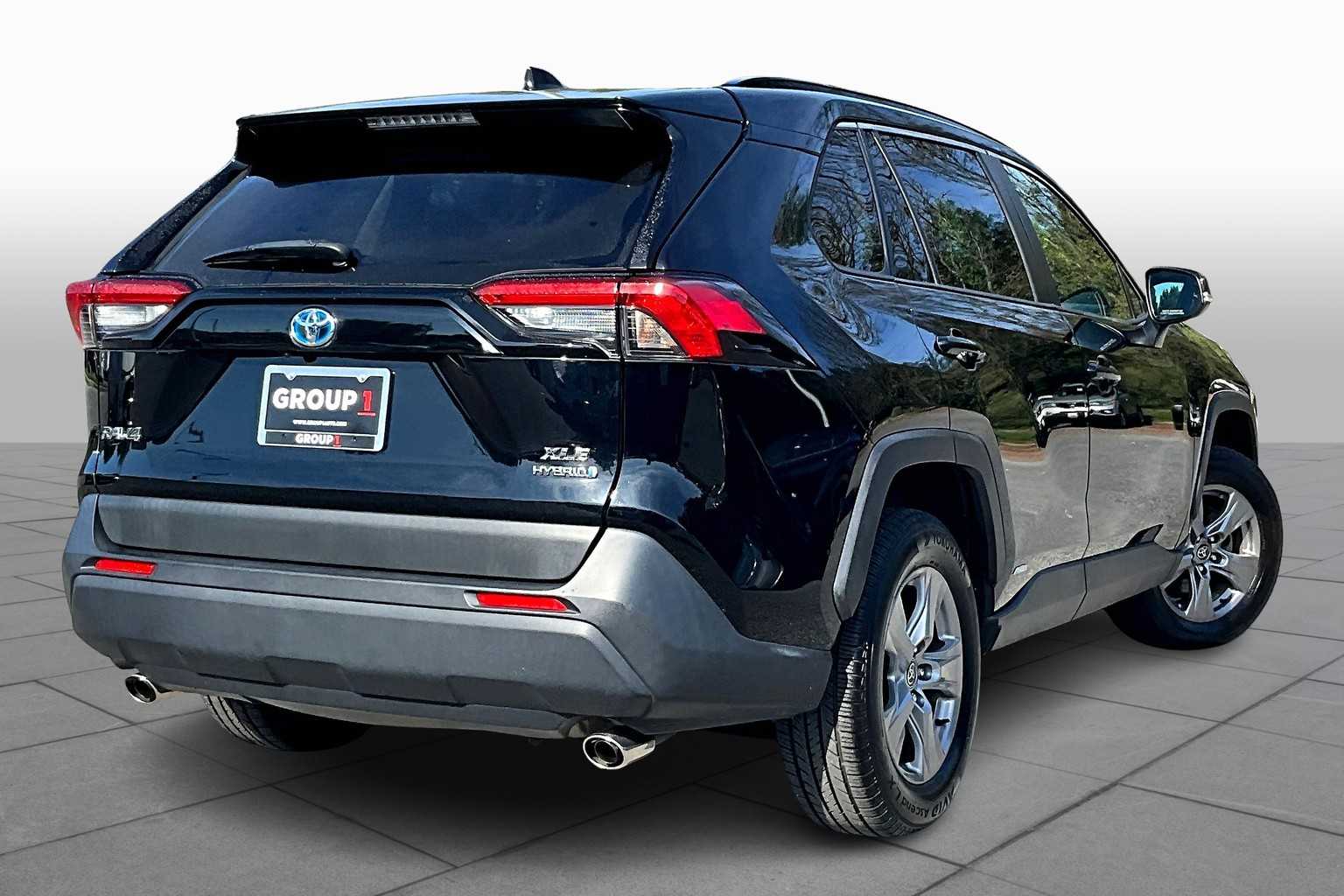 2022 Toyota RAV4 Hybrid XLE photo 11