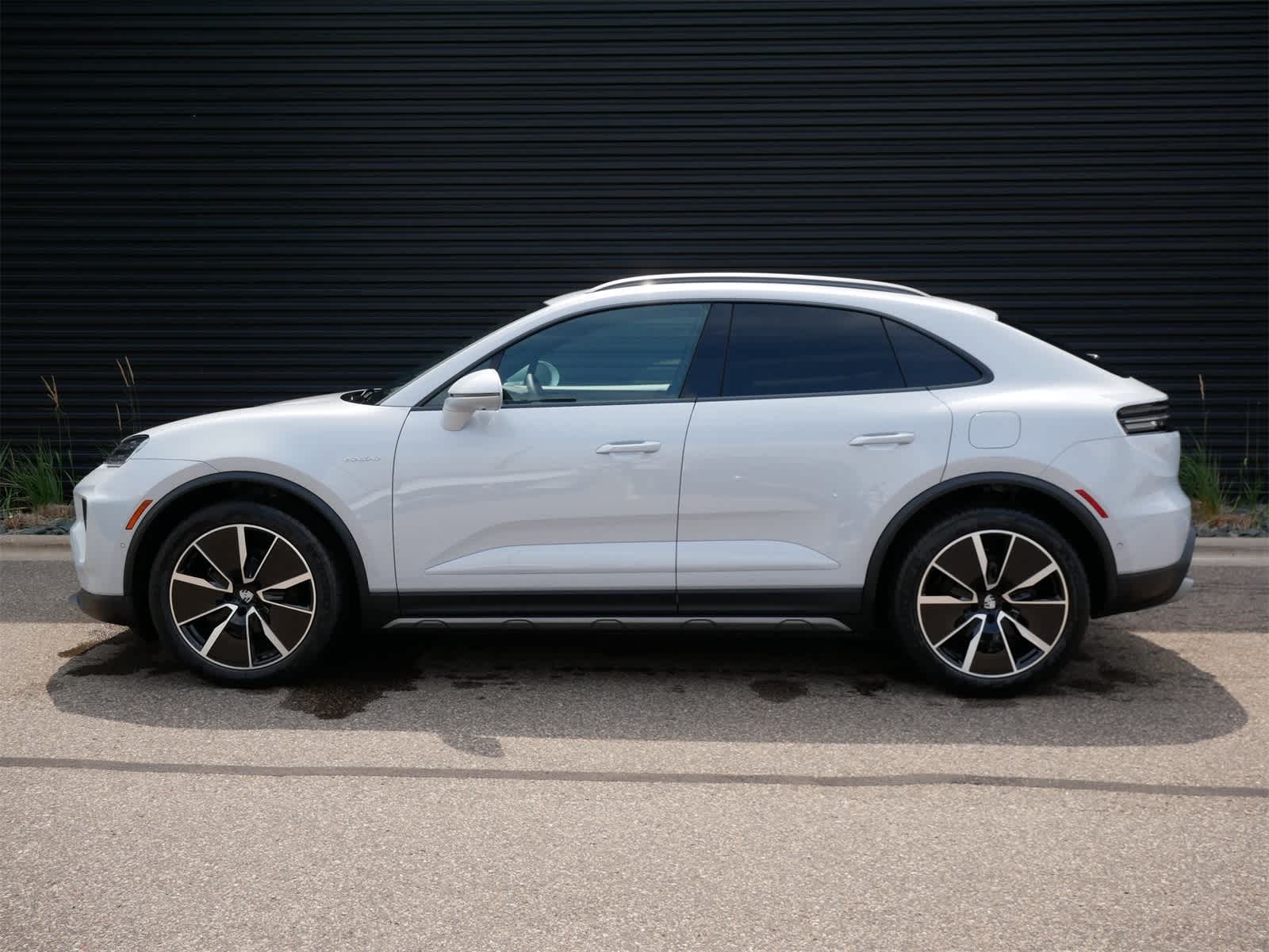 2025 Porsche Macan Electric 4 photo 2