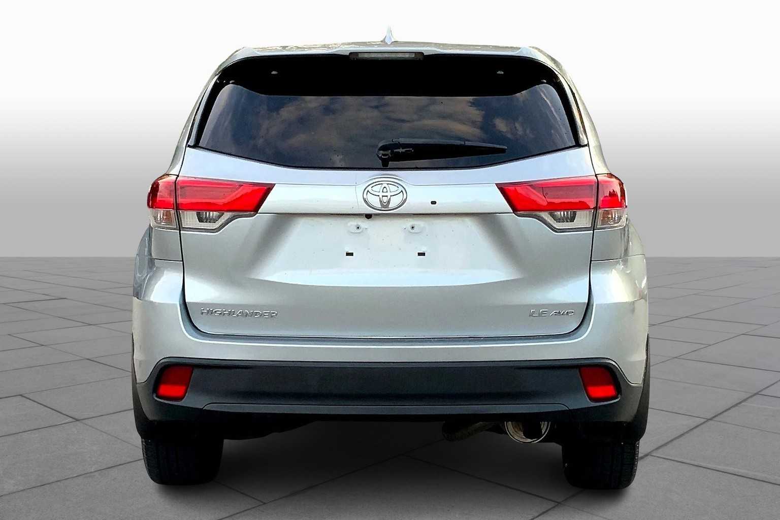 2017 Toyota Highlander LE Plus photo 3