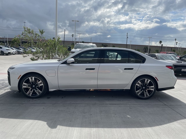 2026 Bmw 750e photo 3