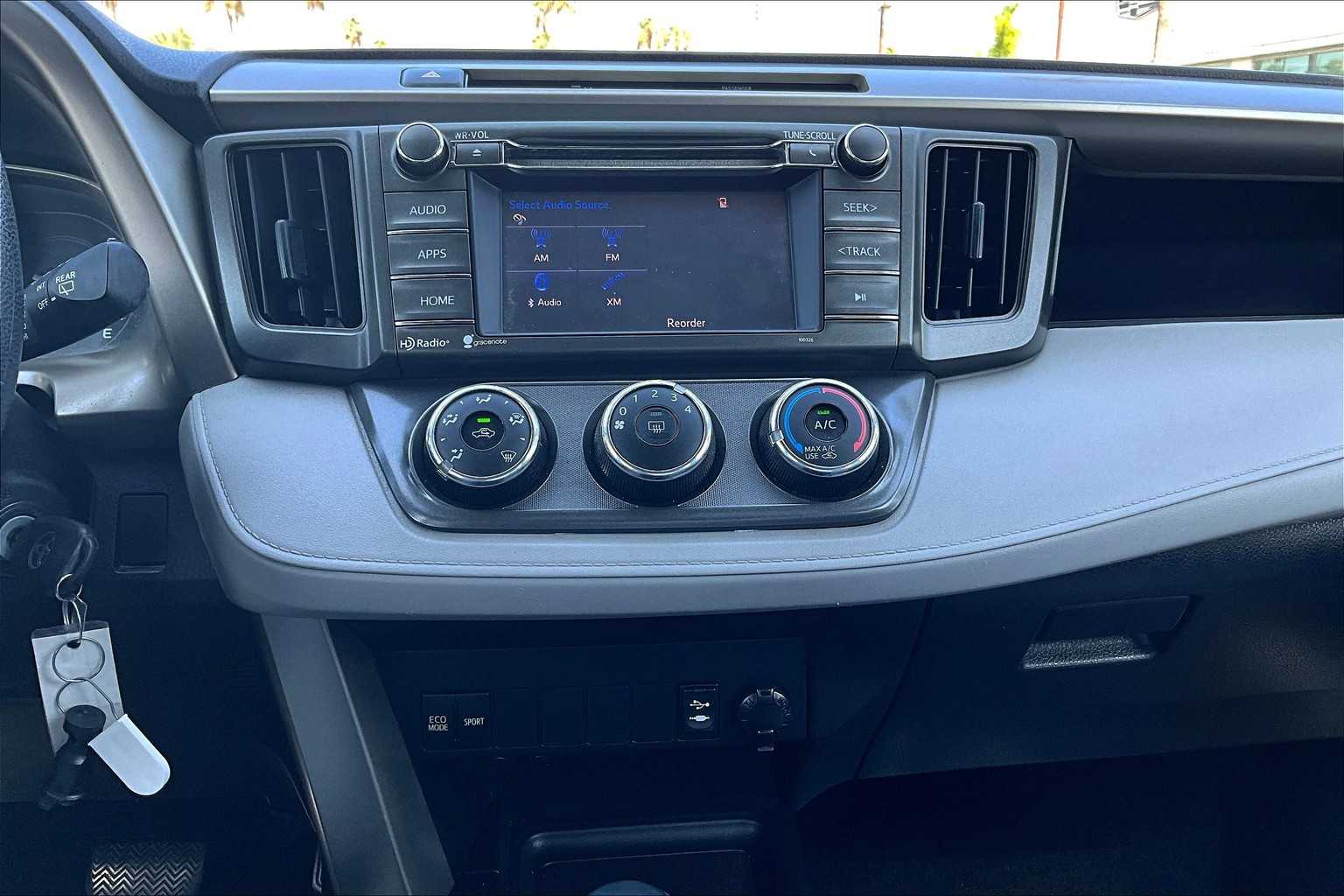 2014 Toyota RAV4 LE photo 30