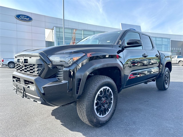 2024 Toyota Tacoma TRD Off-Road photo 2