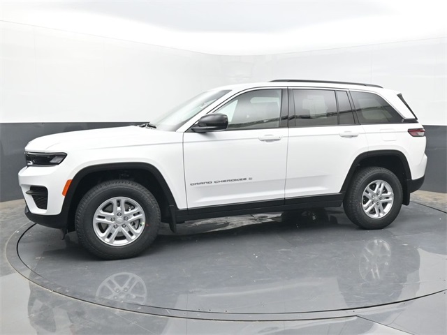 2025 Jeep Grand Cherokee Laredo photo 2