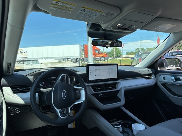 2025 Ford Explorer photo 25