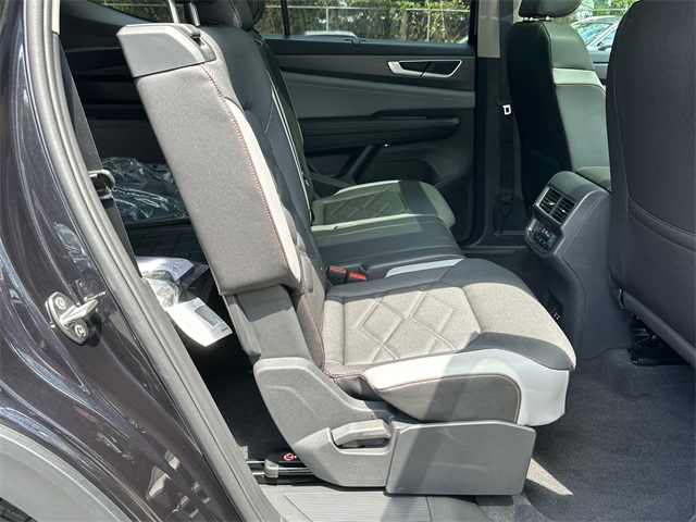 2025 Volkswagen Atlas SE Technology Peak Edition photo 15