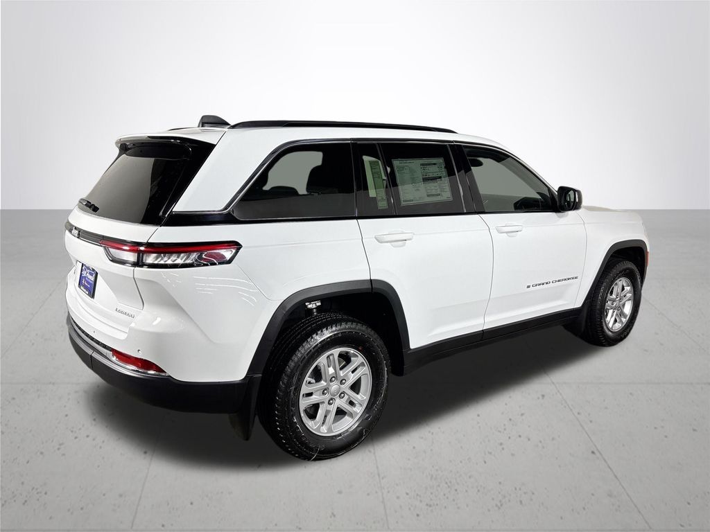 2025 Jeep Grand Cherokee Laredo photo 4