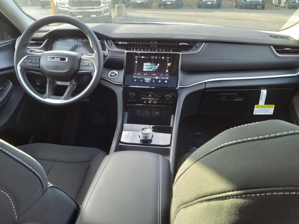 2024 Jeep Grand Cherokee Laredo photo 9