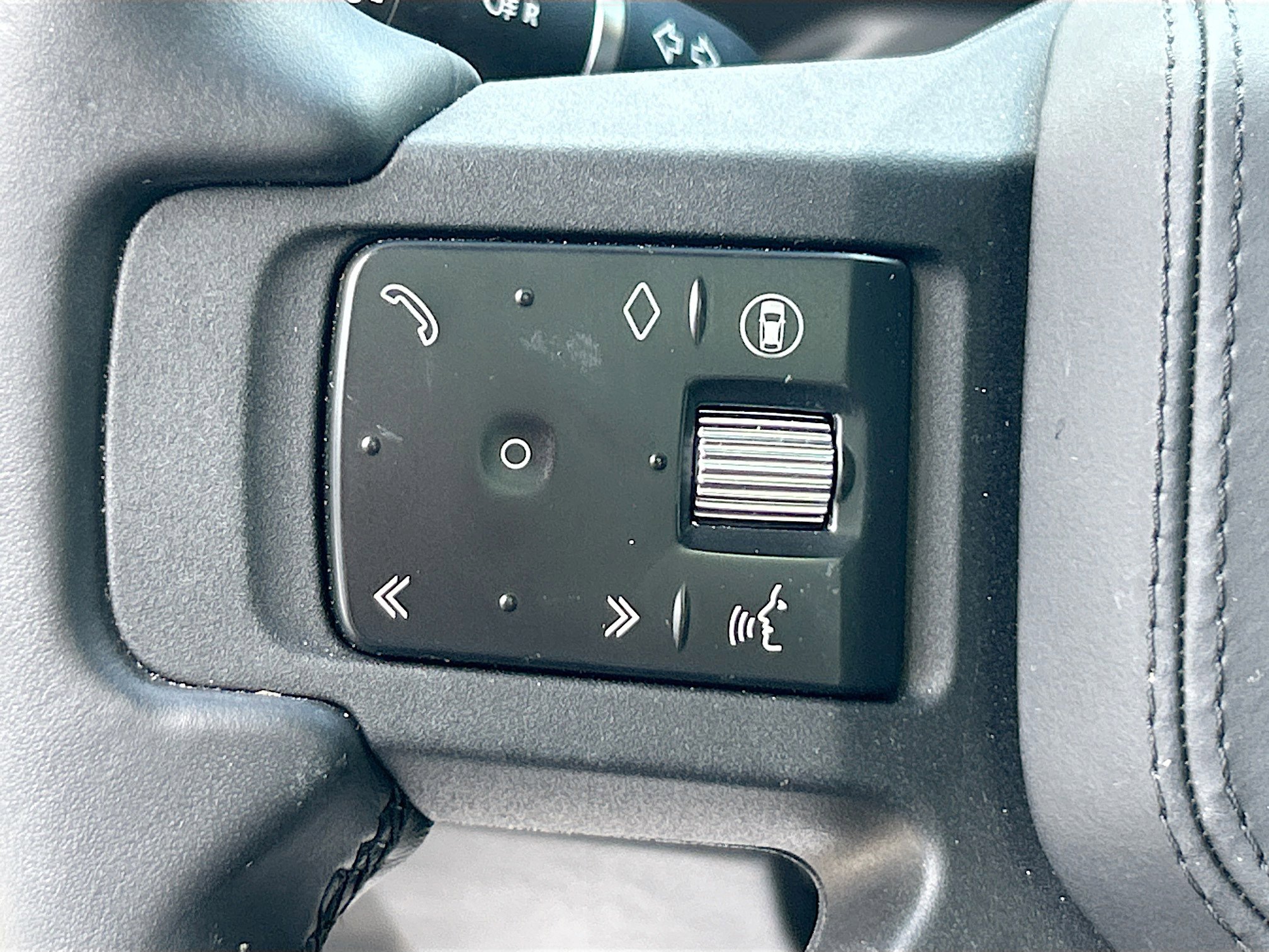 2025 Land Rover Defender 130 X photo 24