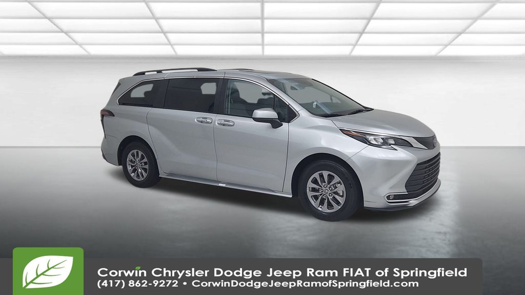 2024 Toyota Sienna XLE photo 2