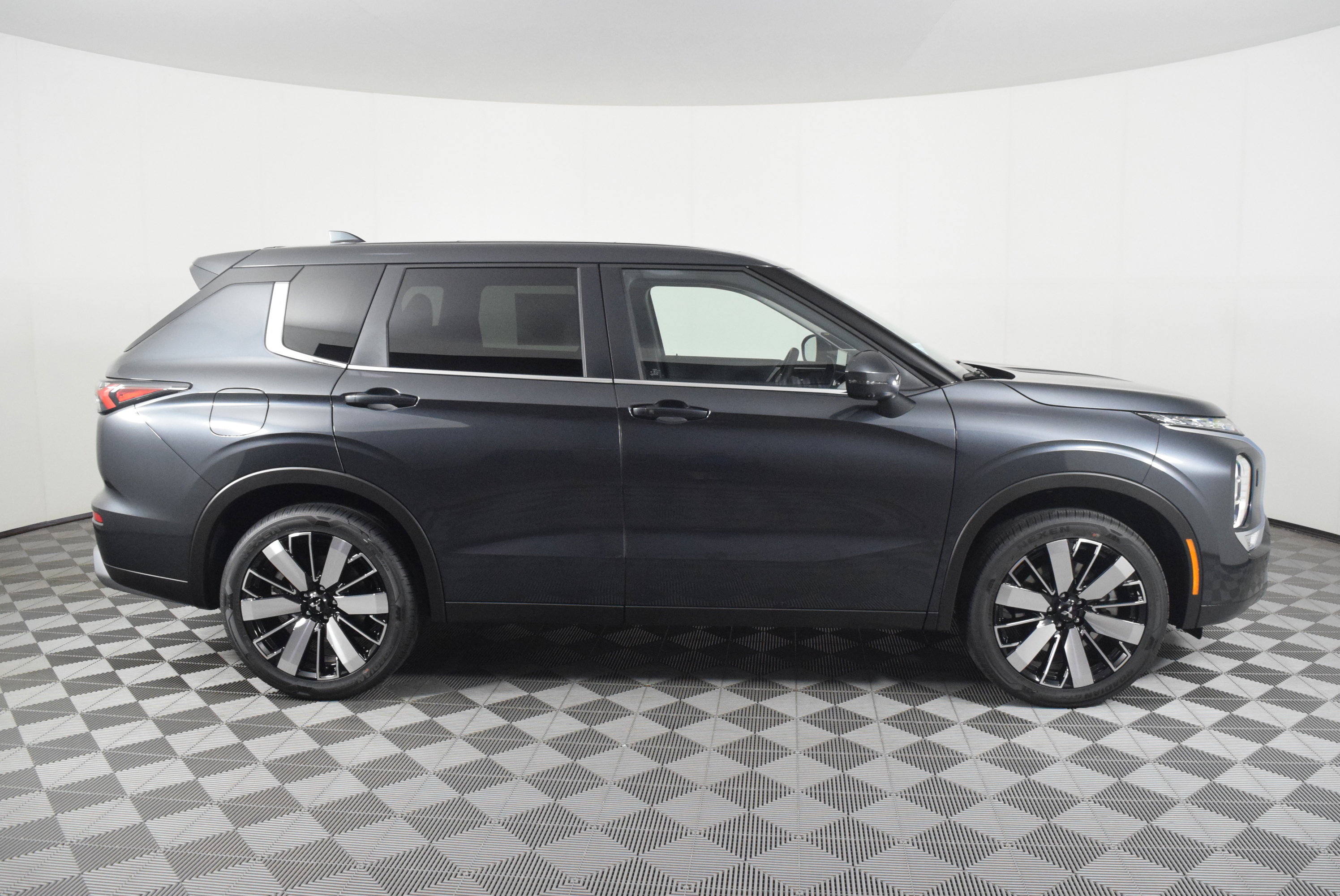 2025 Mitsubishi Outlander SE photo 5