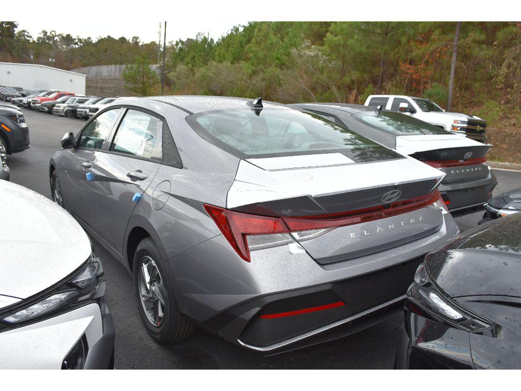 2026 Hyundai Elantra SE photo 4