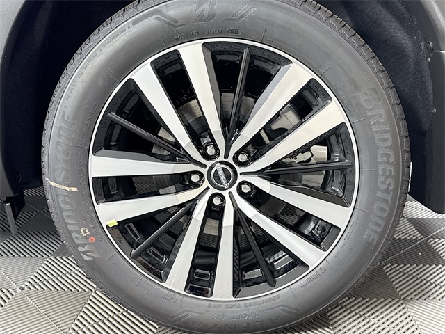 2025 Nissan Pathfinder Platinum photo 4