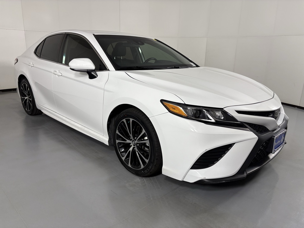 2020 Toyota Camry SE photo 2