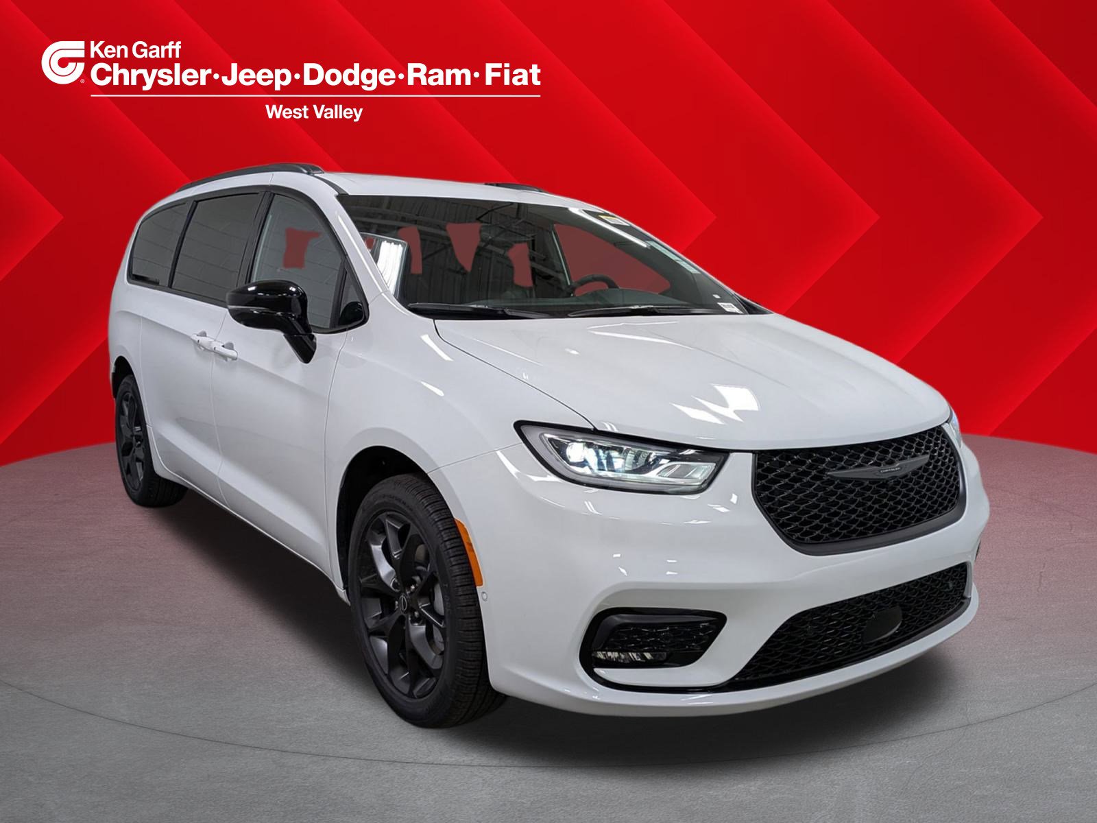 2026 Chrysler Pacifica Select's photo