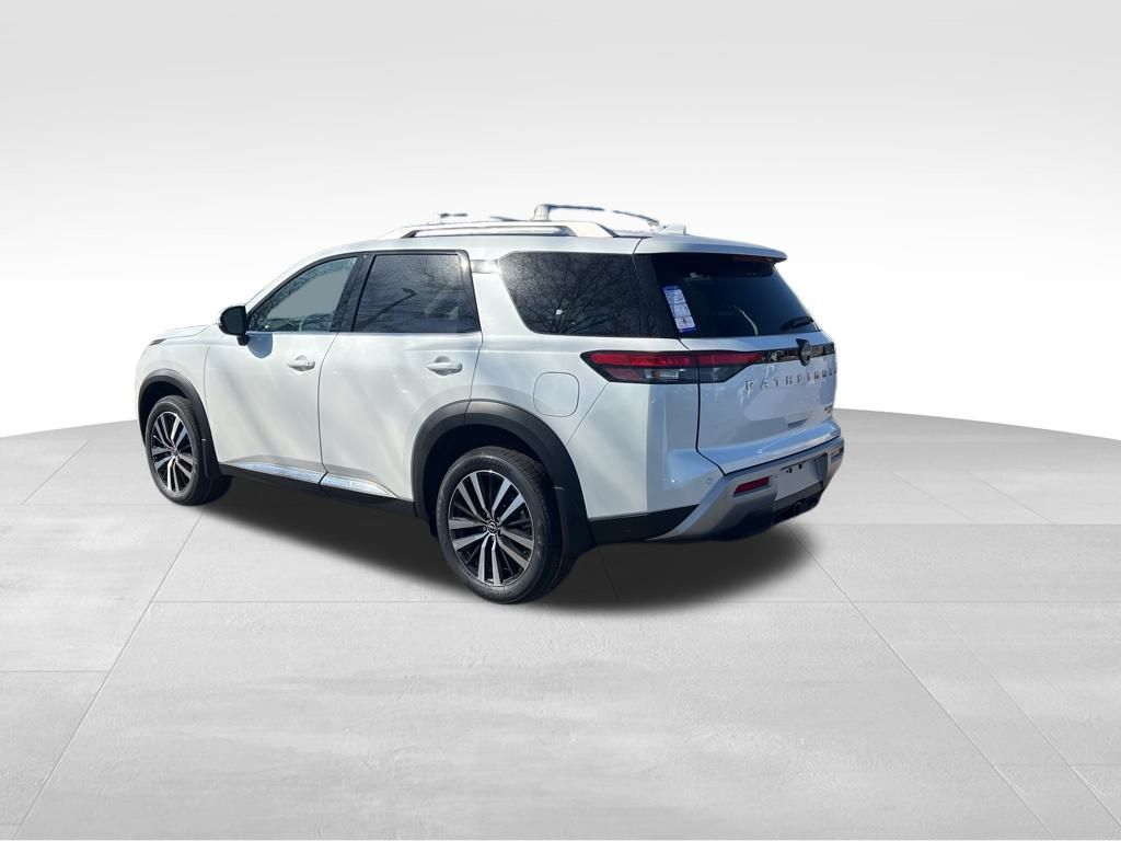 2025 Nissan Pathfinder Platinum photo 2