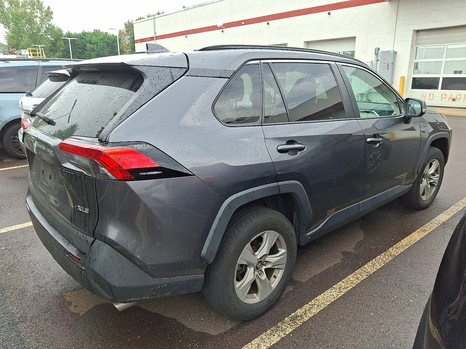2020 Toyota RAV4 XLE photo 2
