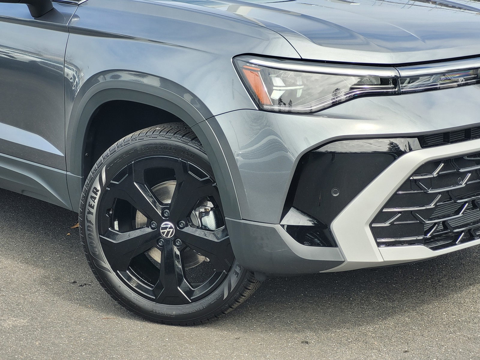 2025 Volkswagen Taos SEL photo 3