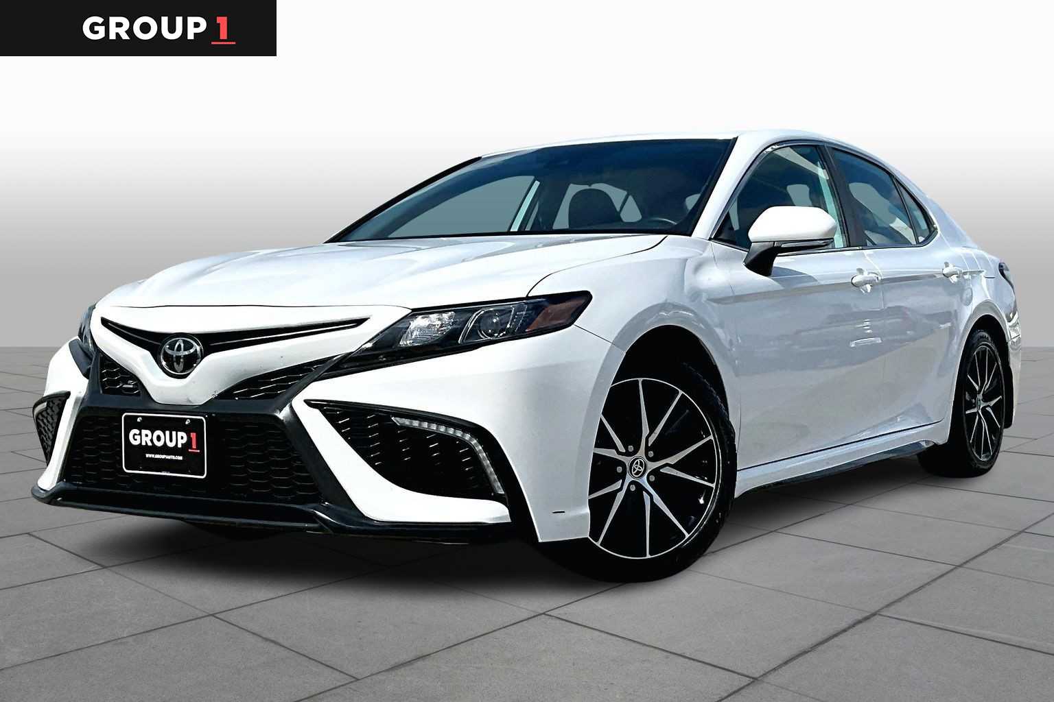 2023 Toyota Camry SE's photo