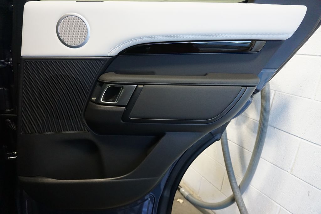 2025 Land Rover Discovery S photo 25
