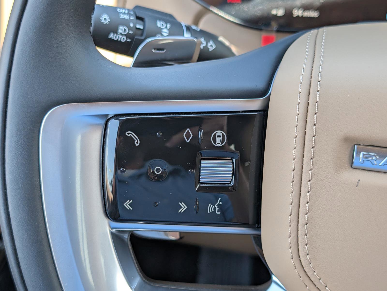 2025 Land Rover Range Rover SE photo 12