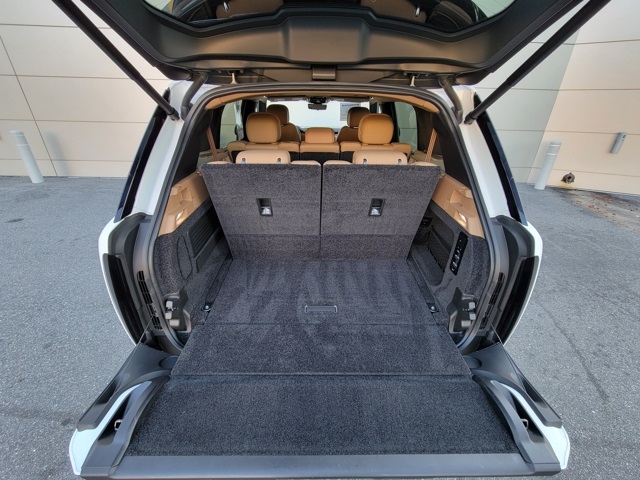 2023 Land Rover Range Rover SE photo 4