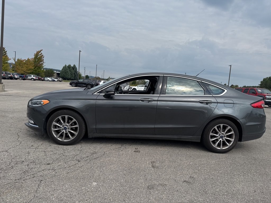 2017 Ford Fusion SE photo 2