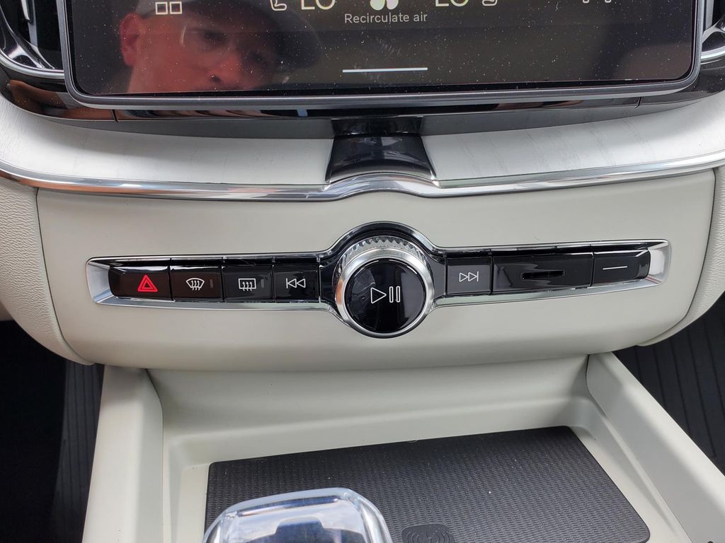 2026 Volvo XC60 B5 photo 9
