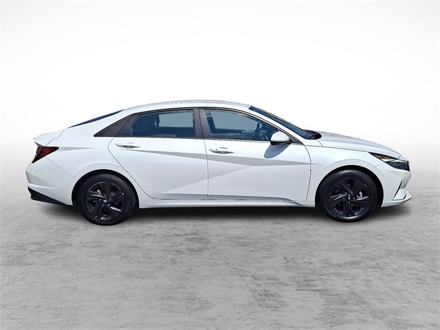 2022 Hyundai Elantra SEL photo 12