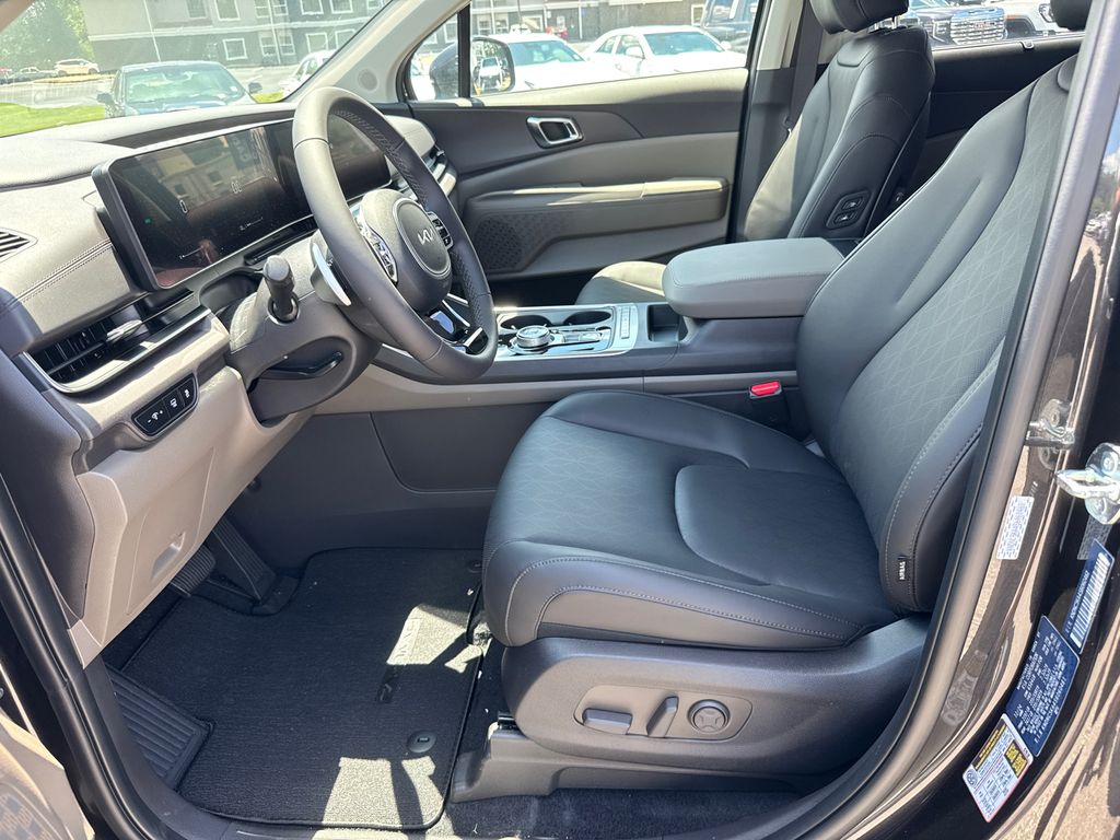 2025 Kia Carnival EX photo 8