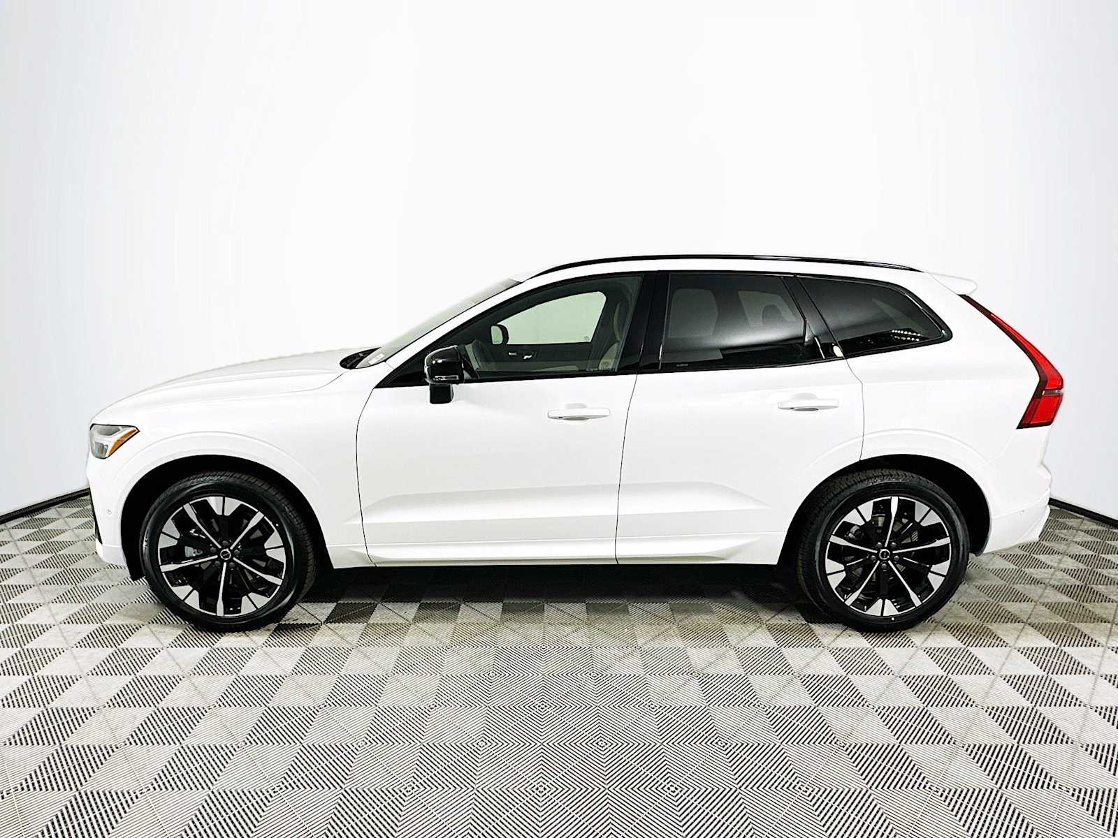 2026 Volvo XC60 B5 Plus photo 4