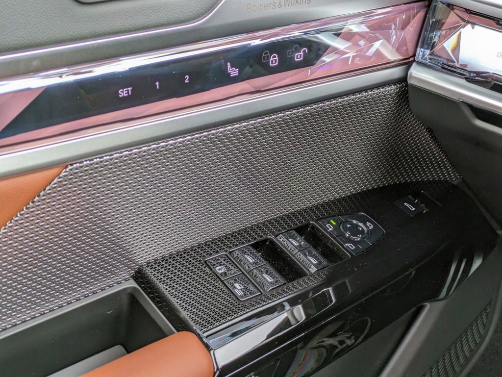 New 2024 Mineral White Metallic BMW xDrive60 image 29