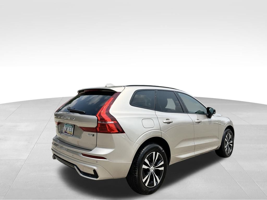 2025 Volvo XC60 B5 Core photo 4