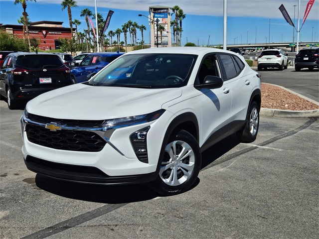 2024 Chevrolet Trax LS photo 2