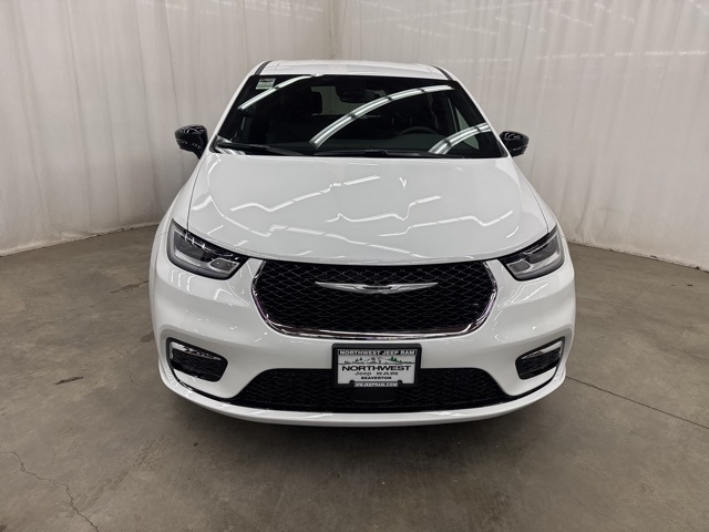 2026 Chrysler Pacifica photo 2