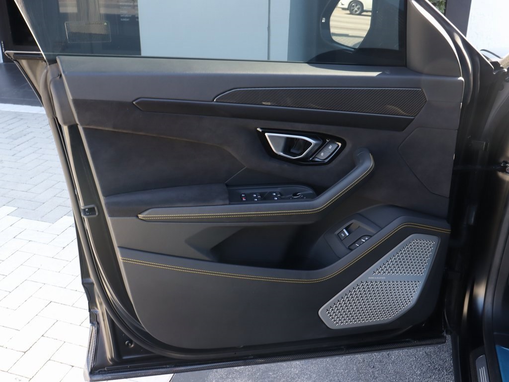 2022 Lamborghini Urus photo 14