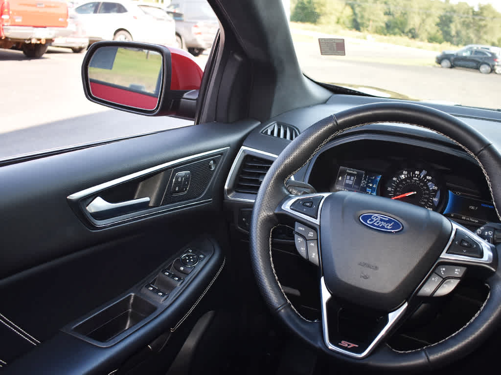 2022 Ford Edge ST photo 15