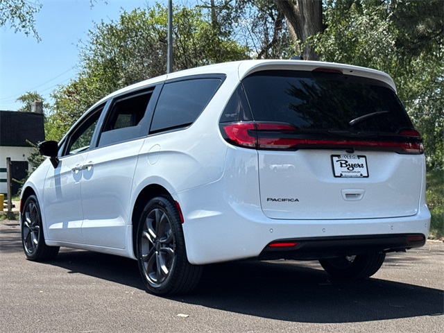 2026 Chrysler Pacifica photo 4