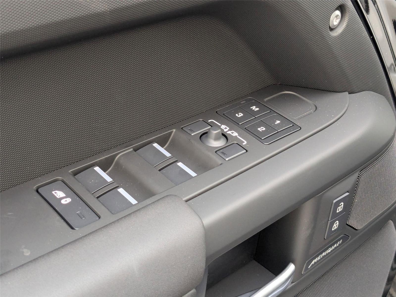 2025 Land Rover Defender 110 S photo 12
