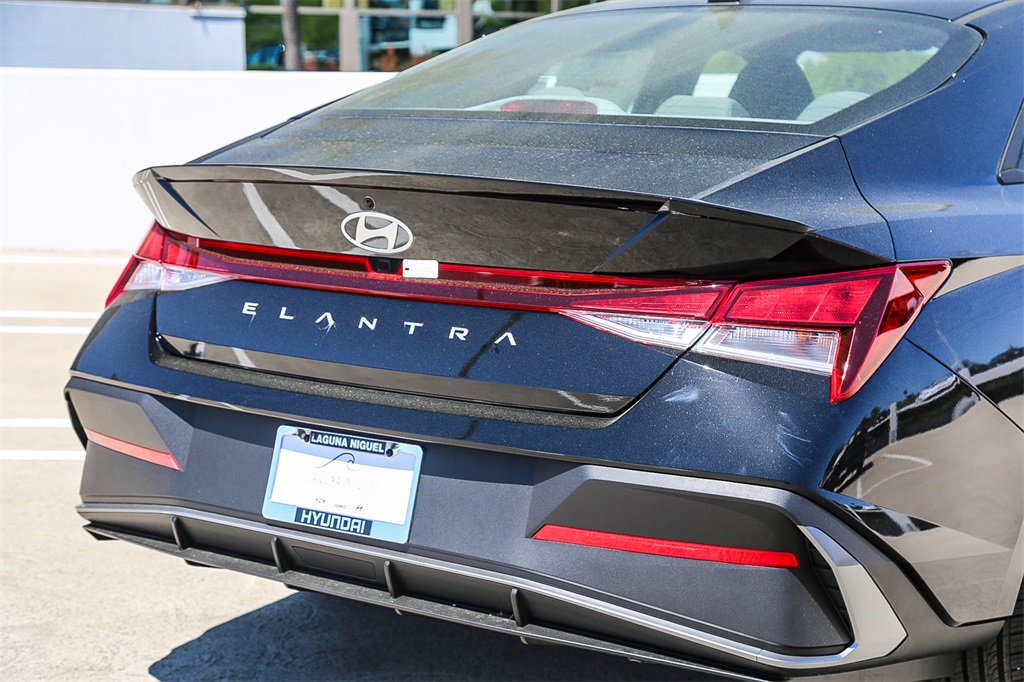 2025 Hyundai Elantra SEL Sport photo 7